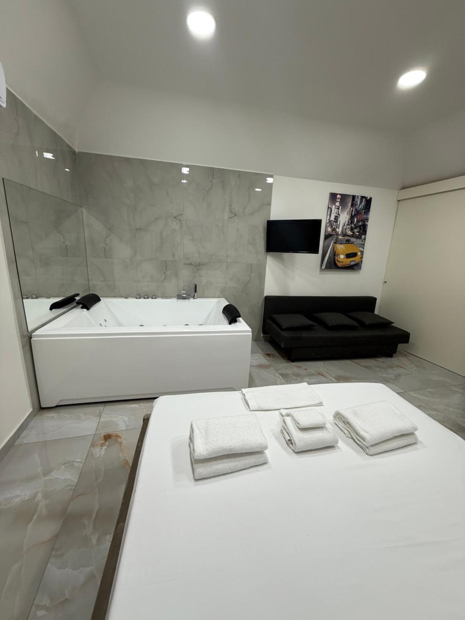 נאפולי Caracciolo Suites 36 מראה חיצוני תמונה